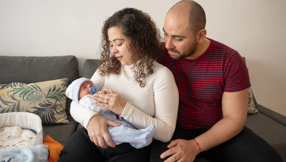 El nadó, en Manuel, amb els seus pares, la Mayra i l'Antonio