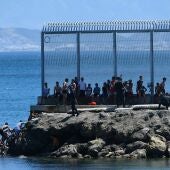 Un grupo de migrantes marroquíes en las inmediaciones de la valla de Ceuta, a 17 de mayo de 2021