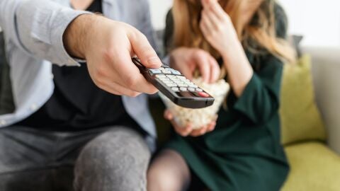 Dos personas viendo la televisi&oacute;n 
