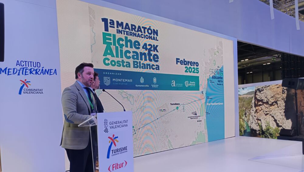Los alcaldes de Elche y Alicante, Pablo Ruz y Luis Barcala, este miércoles en Fitur.