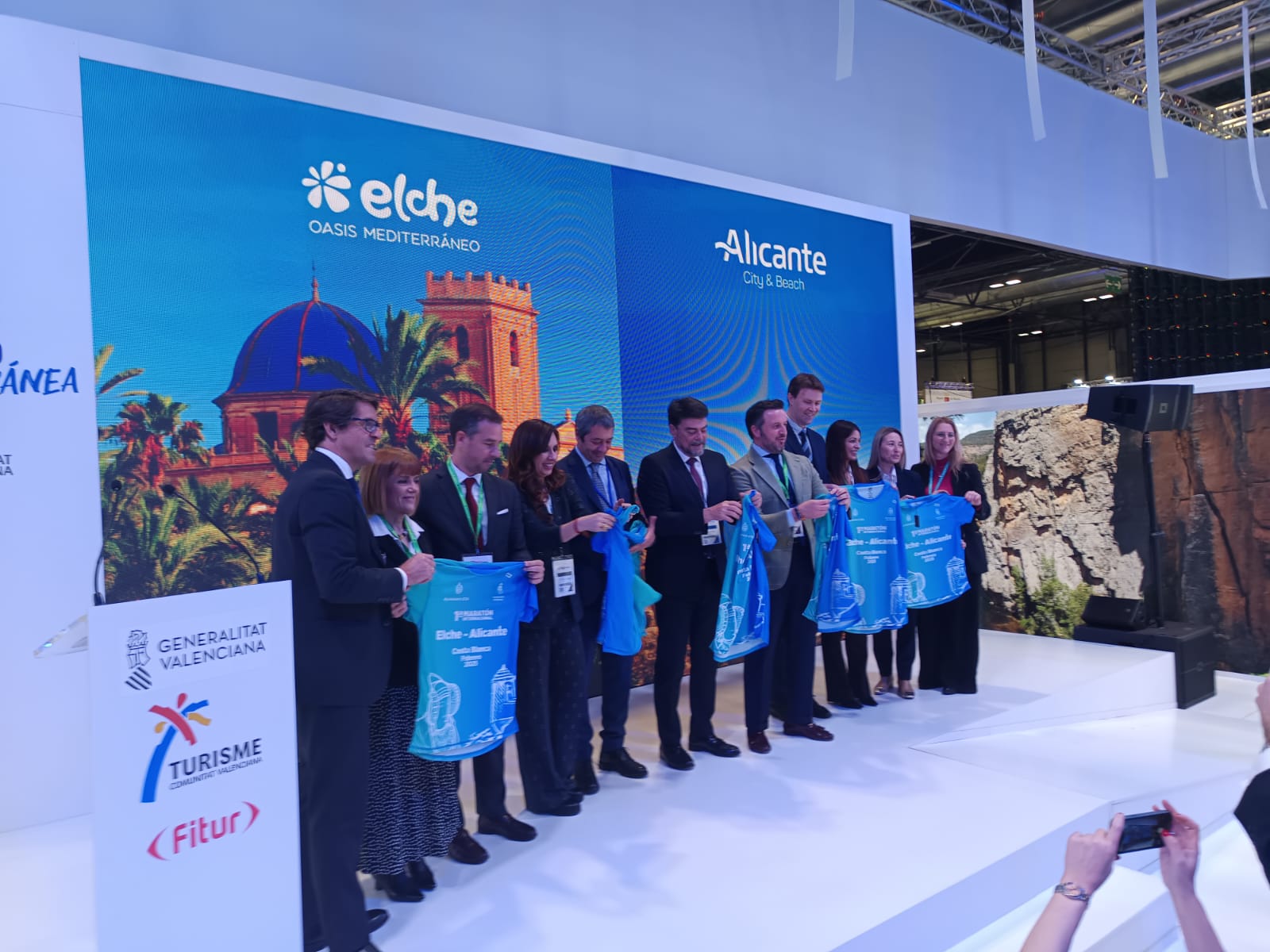 Más de 4.000 corredores participan en la I Maratón Elche-Alicante Más de 4.000 corredores participan en la I Maratón Elche-Alicante