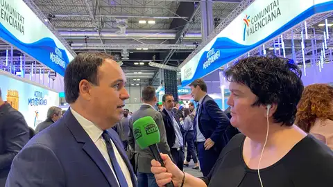 Juanfran Pérez y Marta Llinares, en Fitur. Juanfran Pérez y Marta Llinares, en Fitur.