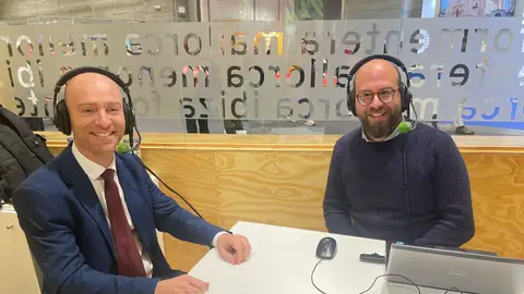El presidente del Consell de Menorca, Adolfo Vilafranca, acompaña al periodista de Onda Cero Illes Balears Martí Rodríguez El presidente del Consell de Menorca, Adolfo Vilafranca, acompaña al periodista de Onda Cero Illes Balears Martí Rodríguez