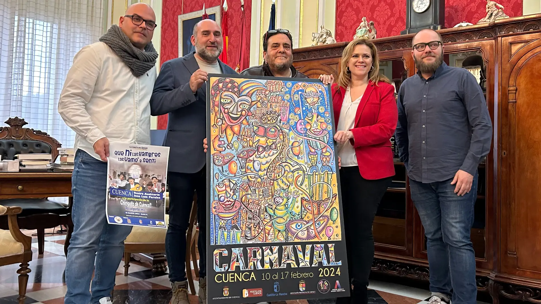 El cartel del Carnaval 2024 con su autor, Tomás Bux, en el centro de la imagen