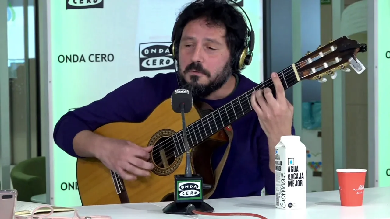 El Kanka canta 'Canela en rama' en directo en Más de uno El Kanka canta 'Canela en rama' en directo en Más de uno
