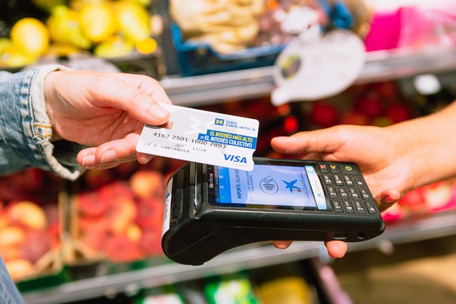 Cantabria entregó 670 tarjetas monedero para personas vulnerables Cantabria entregó 670 tarjetas monedero para personas vulnerables