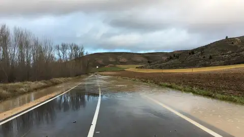 carretera inundada por la crecida del rio .
