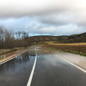 carretera inundada por la crecida del rio