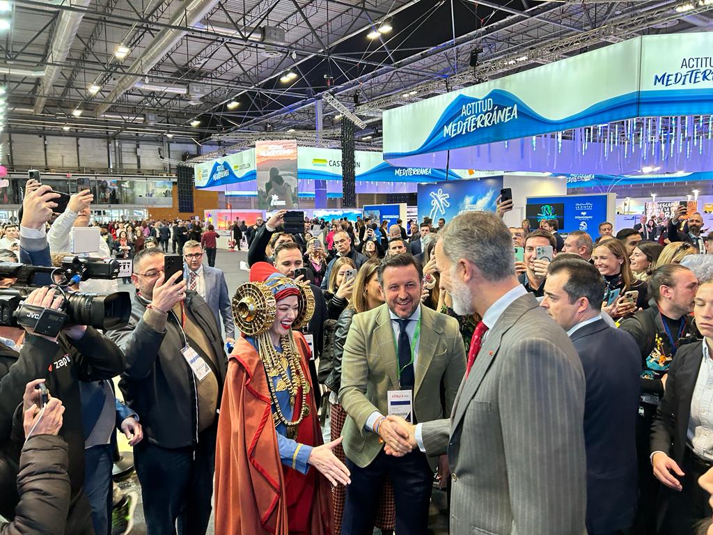 Felipe VI, a la Dama de Elche Viviente: "Espero que el tocado no pese mucho" Felipe VI, a la Dama de Elche Viviente: "Espero que el tocado no pese mucho"