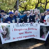 Familiares y amigos de Marta del Castillo se concentran ante las puertas de la Audiencia de Sevilla. Familiares y amigos de Marta del Castillo se concentran ante las puertas de la Audiencia de Sevilla.