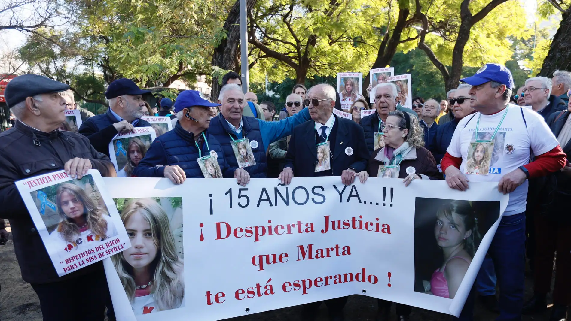 Familiares y amigos de Marta del Castillo se concentran ante las puertas de la Audiencia de Sevilla.