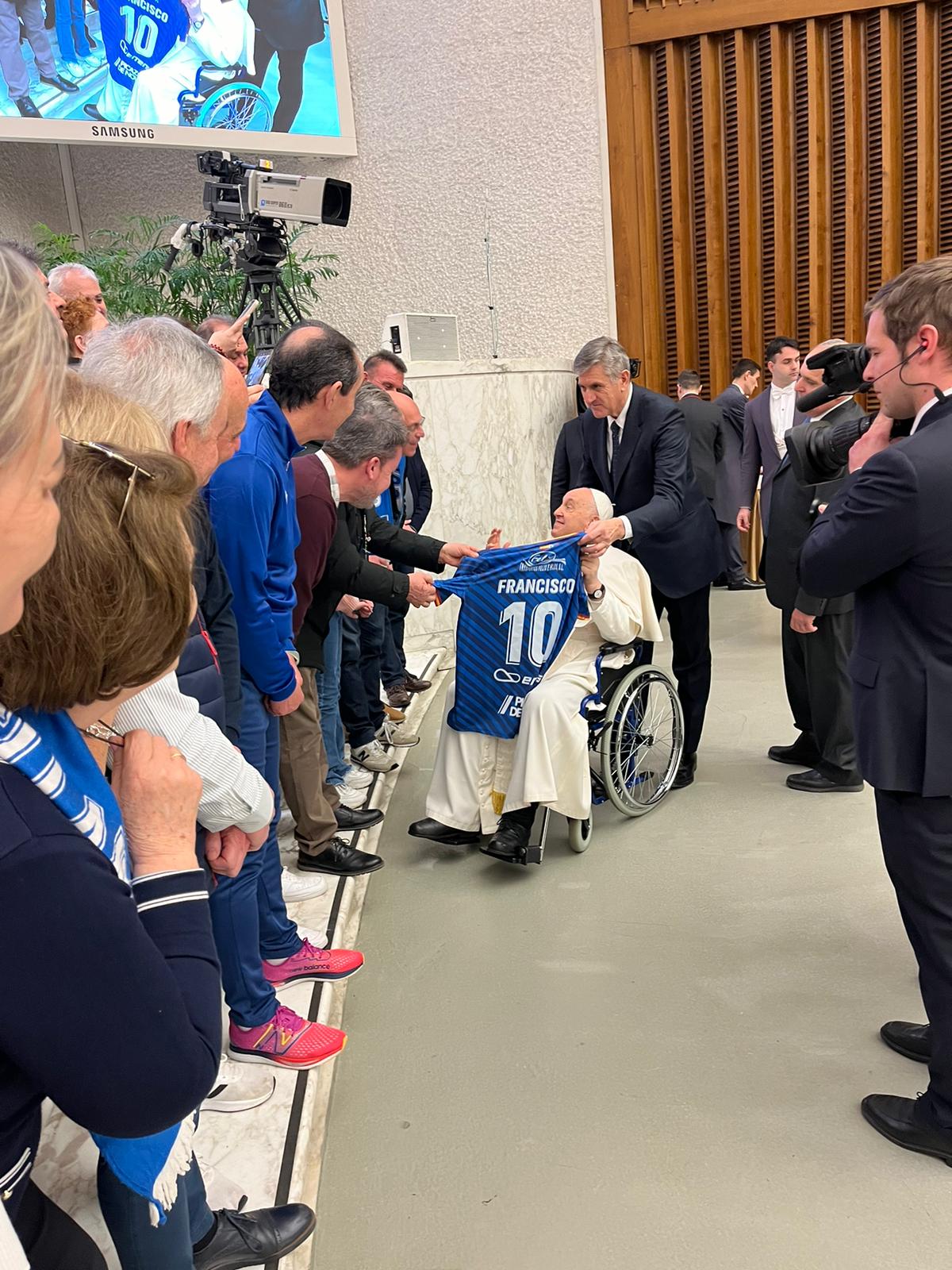 El Papa Francisco recibe la camiseta conmemorativa del centenario de la UD Socuéllamos El Papa Francisco recibe la camiseta conmemorativa del centenario de la UD Socuéllamos