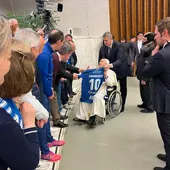 El Papa recibe la camiseta conmemorativa del centenario de la UD Socuéllamos El Papa recibe la camiseta conmemorativa del centenario de la UD Socuéllamos