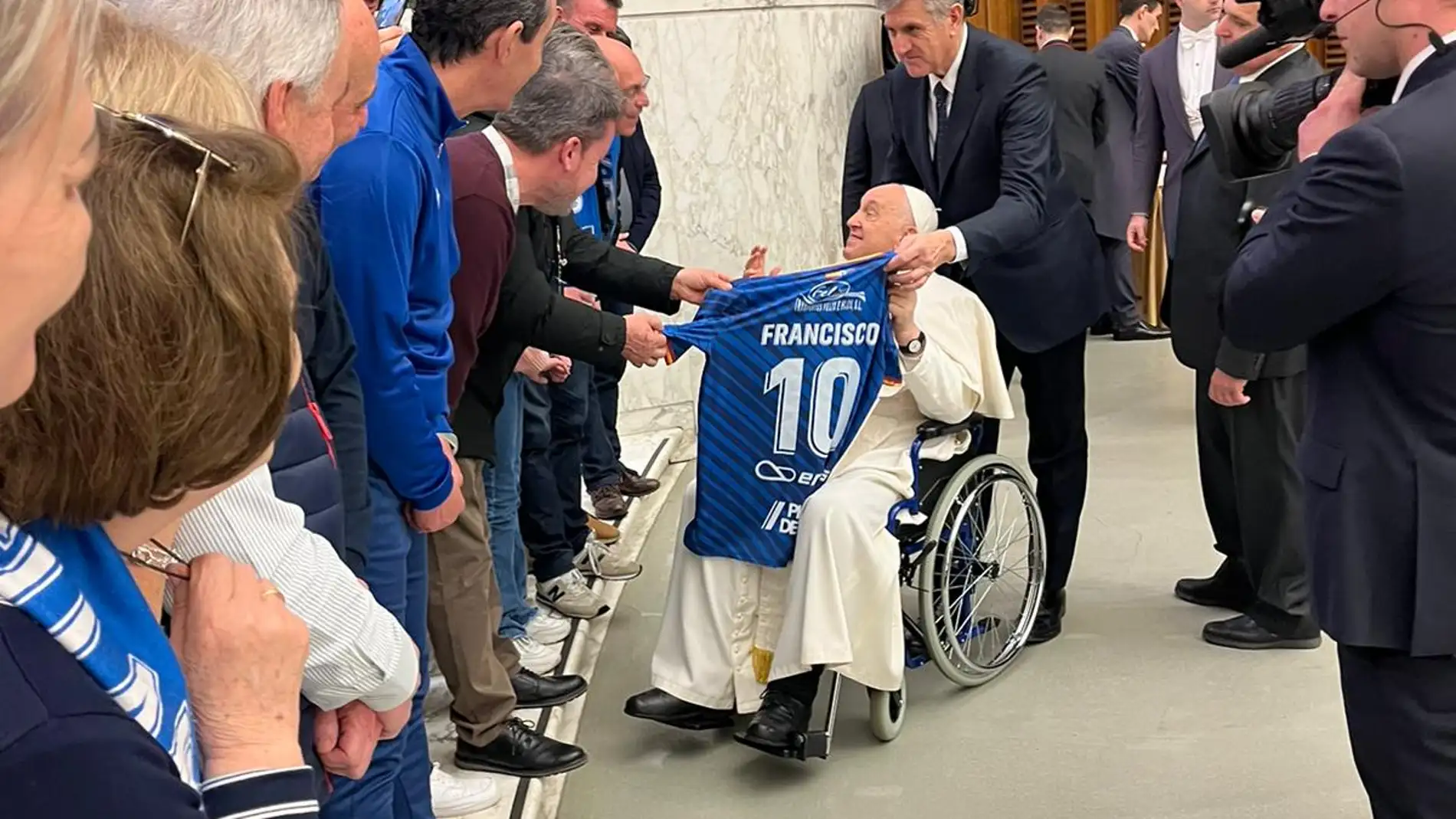 El Papa recibe la camiseta conmemorativa del centenario de la UD Socuéllamos