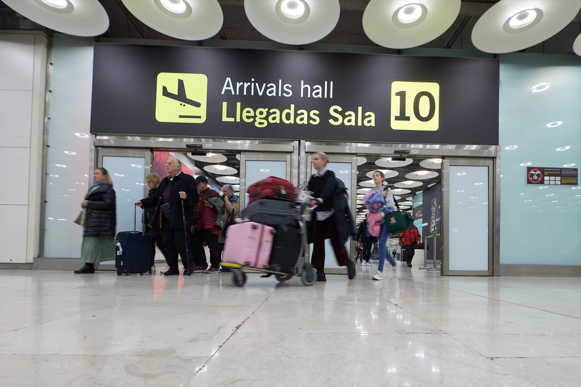 Cruz Roja denuncia el "desbordamiento" en las salas de asilo de Barajas: "Las condiciones no son dignas" Cruz Roja denuncia el "desbordamiento" en las salas de asilo de Barajas: "Las condiciones no son dignas"