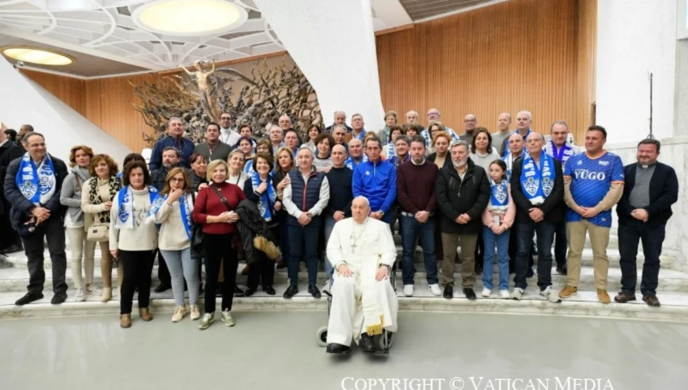 Foto de familia del Papa Francisco con la delegación de la UD Socuéllamos