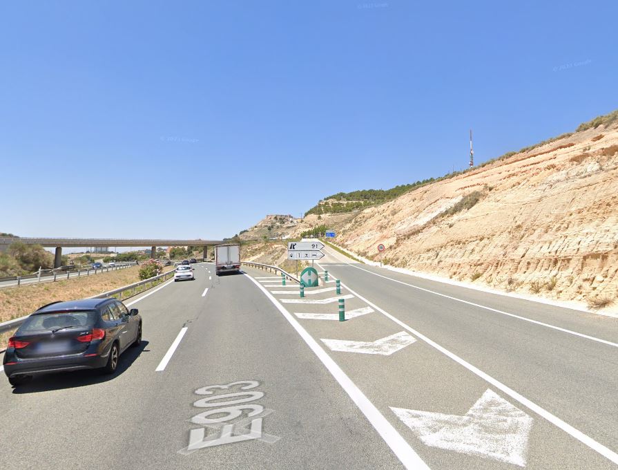 Un accidente en la A-31 obliga a cortar esta autovía Un accidente en la A-31 obliga a cortar esta autovía