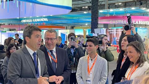 Toni P&eacute;rez con el presidente de la Generalitat, Carlos Maz&oacute;n, en FITUR