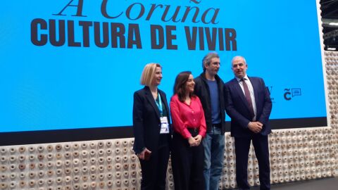 Xoel López, acompañado por Inés Rey y Gonzalo Castro