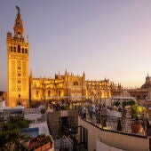 Vistas de la Giralda desde el bar panorámico de la terraza del EME, en Sevilla.