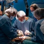 Médicos del Hospital Clinic de Barcelona realizando un trasplante de útero