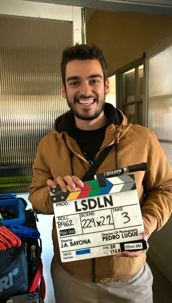Jesús García Ruiz con una claqueta de la película Jesús García Ruiz con una claqueta de la película