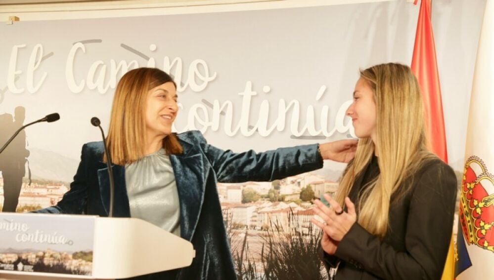 María José Sáenz de Buruaga junto a Athenea del Castillo