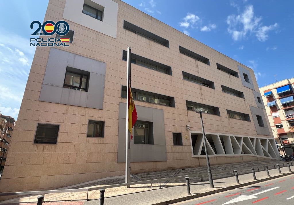 La Policía Nacional detiene en Alicante a cuatro personas por robos en viviendas y vehículos La Policía Nacional detiene en Alicante a cuatro personas por robos en viviendas y vehículos