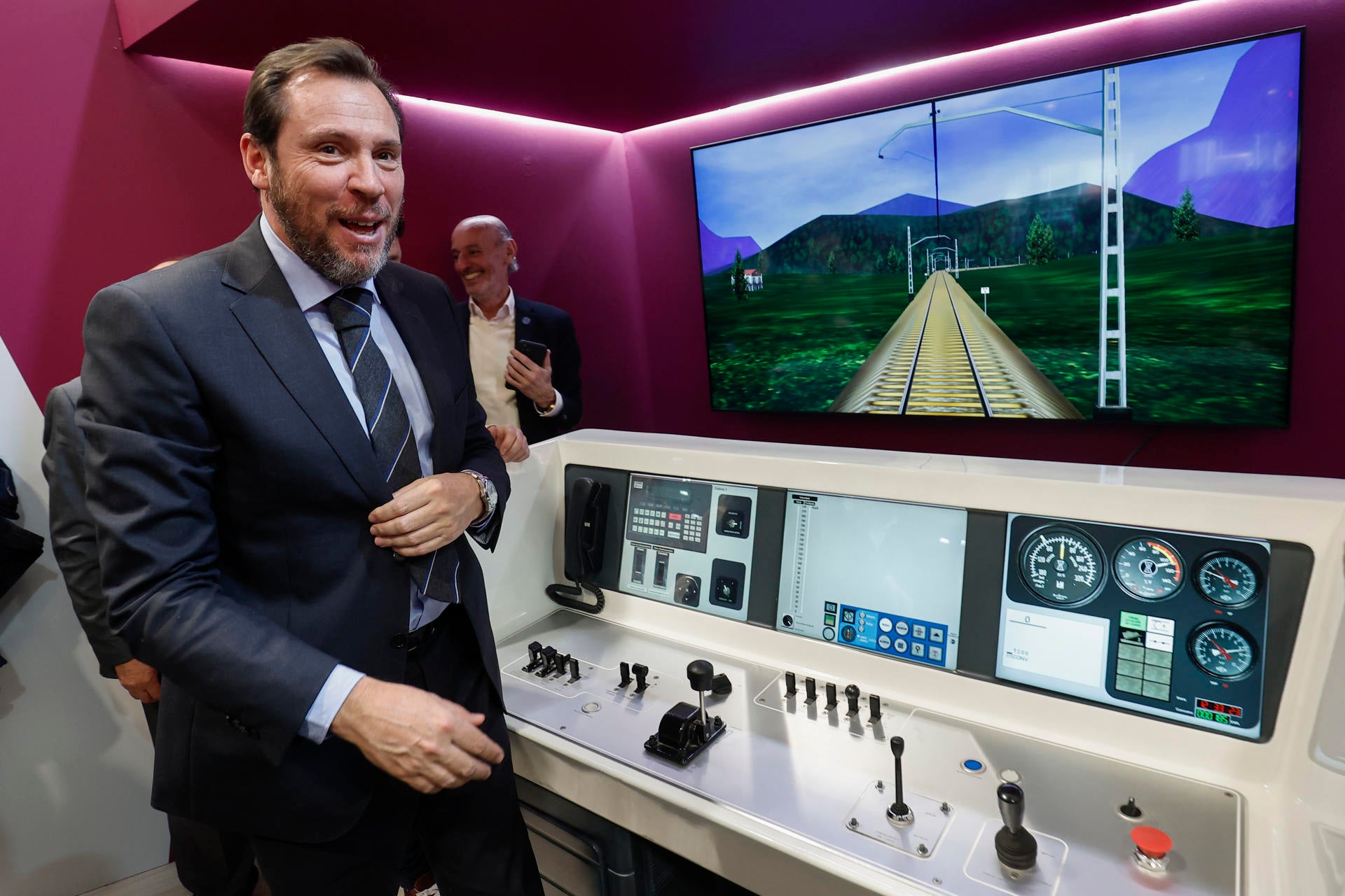 La ironía de Puente para responder a la crítica de Errejón al aeropuerto de Barajas: "A Hong Kong en tren" La ironía de Puente para responder a la crítica de Errejón al aeropuerto de Barajas: "A Hong Kong en tren"