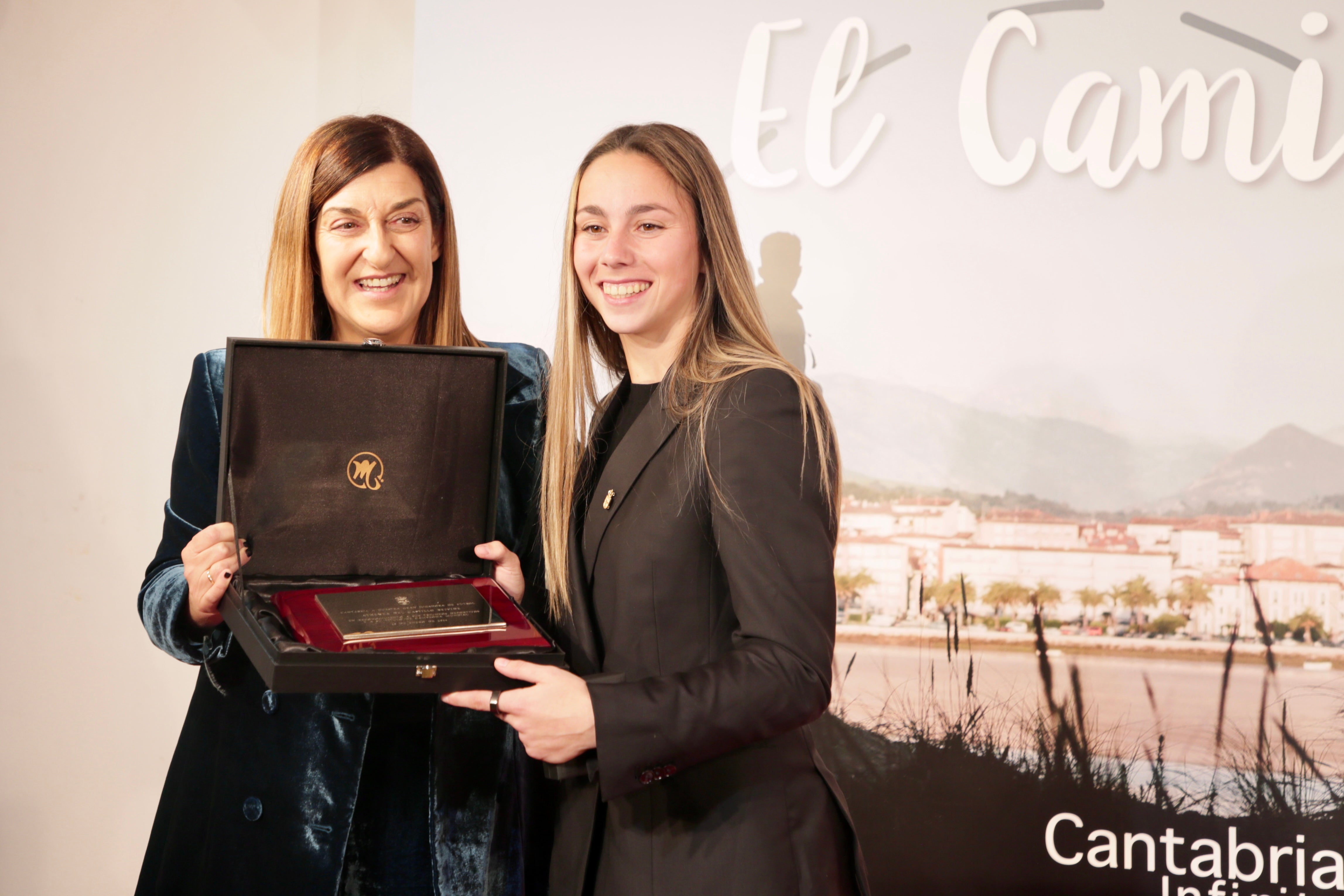 Cantabria rinde homenaje a la futbolista Athenea del Castillo Cantabria rinde homenaje a la futbolista Athenea del Castillo
