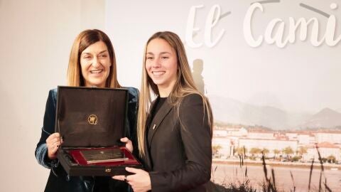 La presidenta de Cantabria, María José Sáenz de Buruaga, entrega una placa a la futbolista Athenea del Castillo