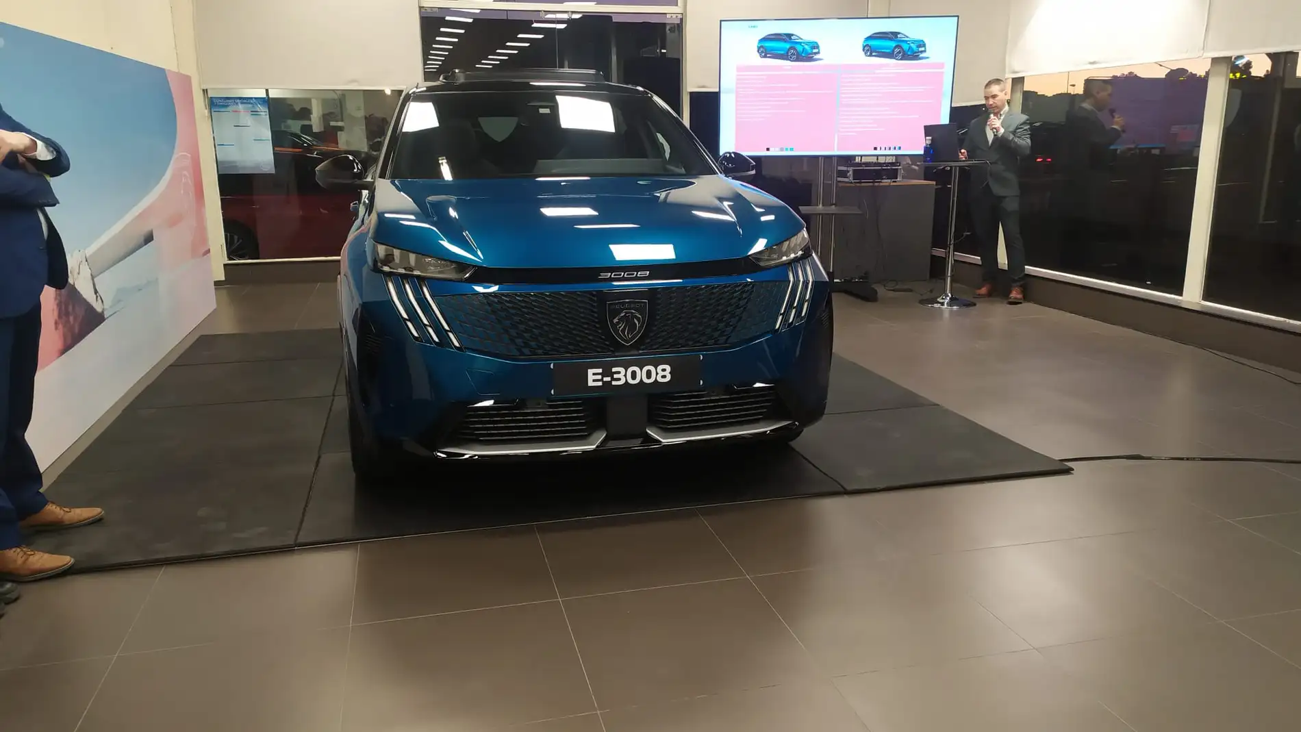 Viñarás Toledo presenta el nuevo Peugeot e-3008 