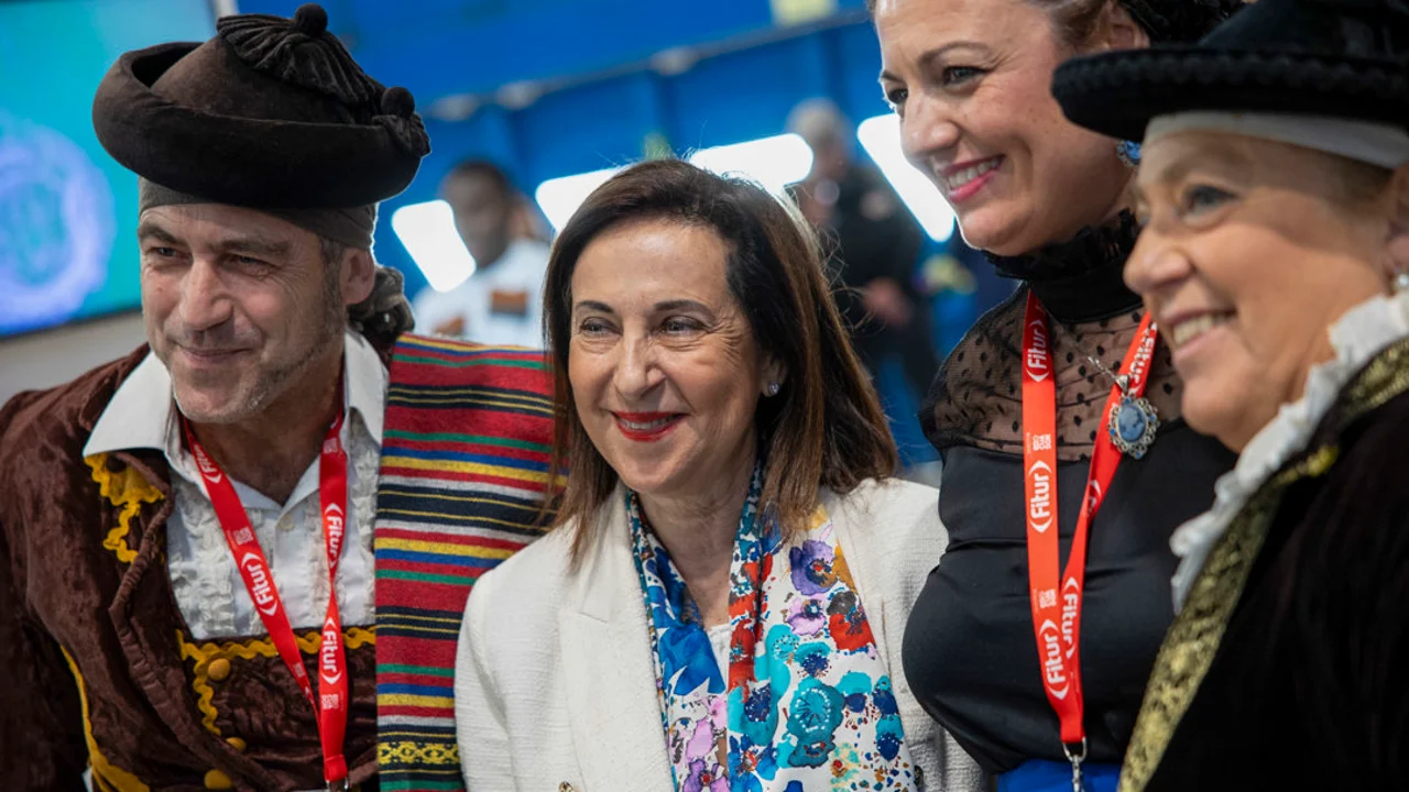 La ministra de Defensa, Margarita Robles, durante su visita el pabellón de Eslovaquia en FITUR