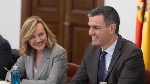 Imagen de archivo de la ministra de Educación, Pilar Alegría, y el presidente del Gobierno, Pedro Sánchez durante la reunión con el Consejo Escolar del Estado Pilar Alegría no aclara si el PSOE aceptará más cambios relativos al terrorismo en la Ley de Amnistía