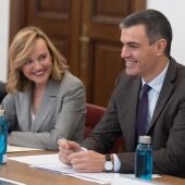 Imagen de archivo de la ministra de Educación, Pilar Alegría, y el presidente del Gobierno, Pedro Sánchez durante la reunión con el Consejo Escolar del Estado