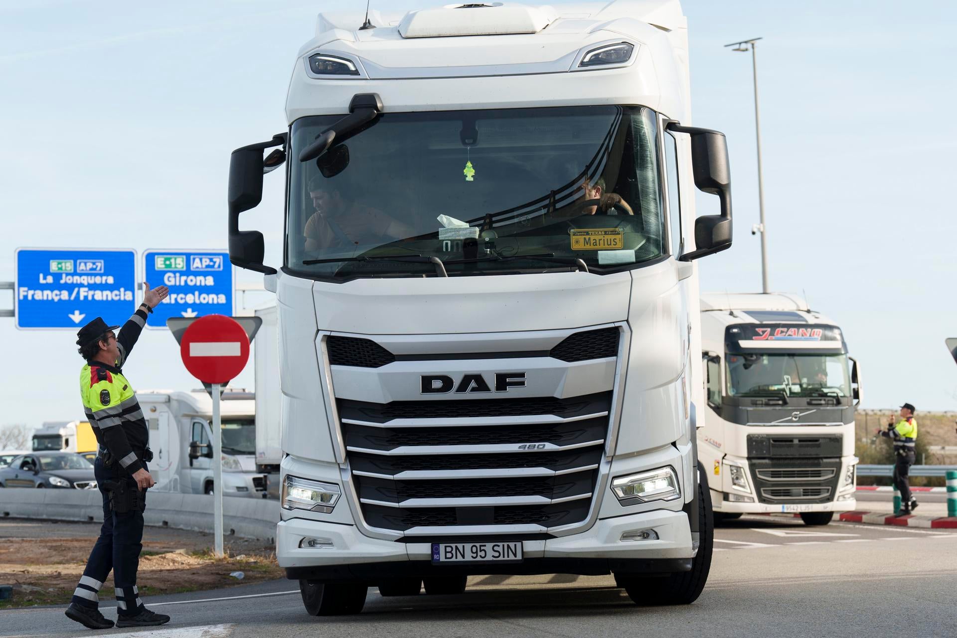 Reabren la AP-7 en la frontera de La Jonquera, tras permanecer casi 24 horas bloqueado por los agricultores franceses Reabren la AP-7 en la frontera de La Jonquera, tras permanecer casi 24 horas bloqueado por los agricultores franceses