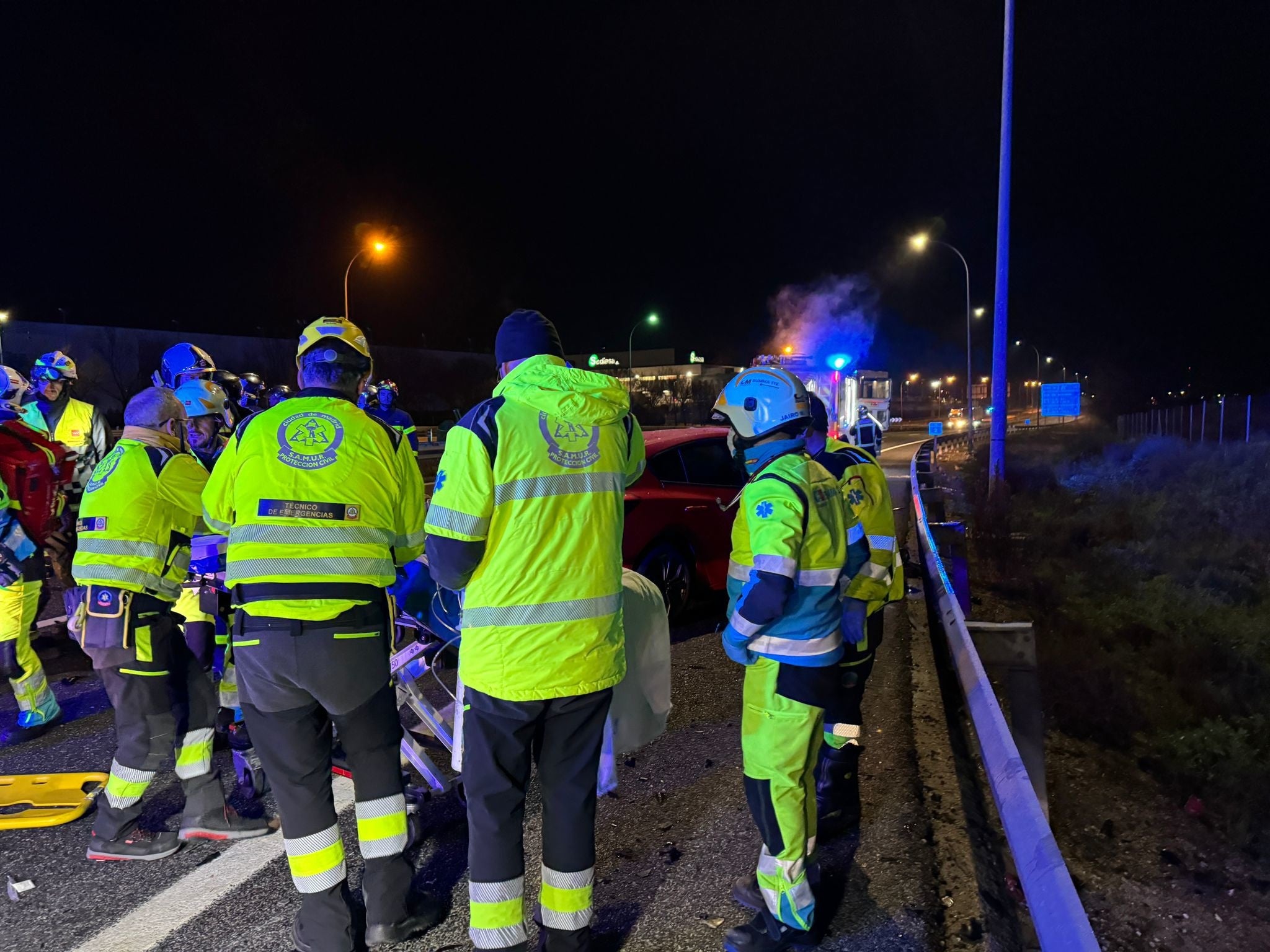 Tres muertos y tres heridos graves en un choque frontal entre dos coches en la A-3 en Madrid Tres muertos y tres heridos graves en un choque frontal entre dos coches en la A-3 en Madrid