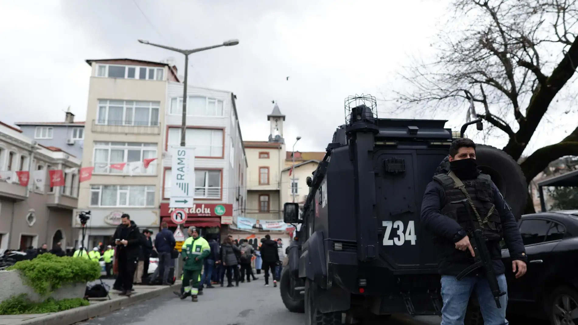 Dos hombres enmascarados matan a tiros a una persona durante un asalto a una iglesia de Estambul