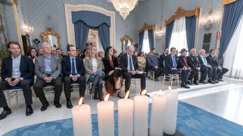 Acto en el Sal&oacute;n Azul del ayuntamiento de Alicante para recordar a V&iacute;ctimas del Holocausto