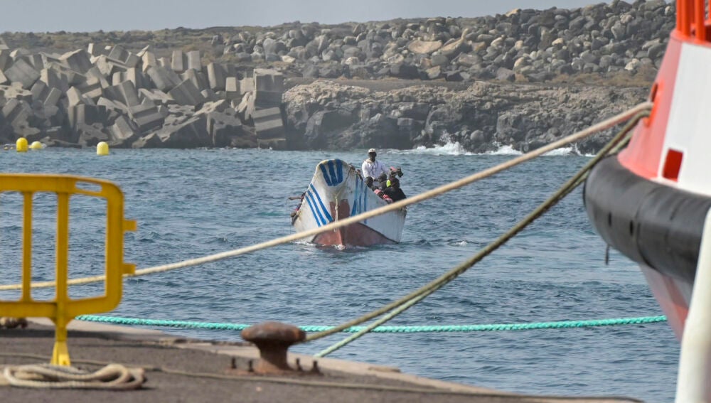 En este cayuco viajaban 69 inmigrantes, rescatados en la mañana del sábado, por la embarcación de Salvamento Marítimo, Salvamar Adhara, en aguas cercanas a El Hierro