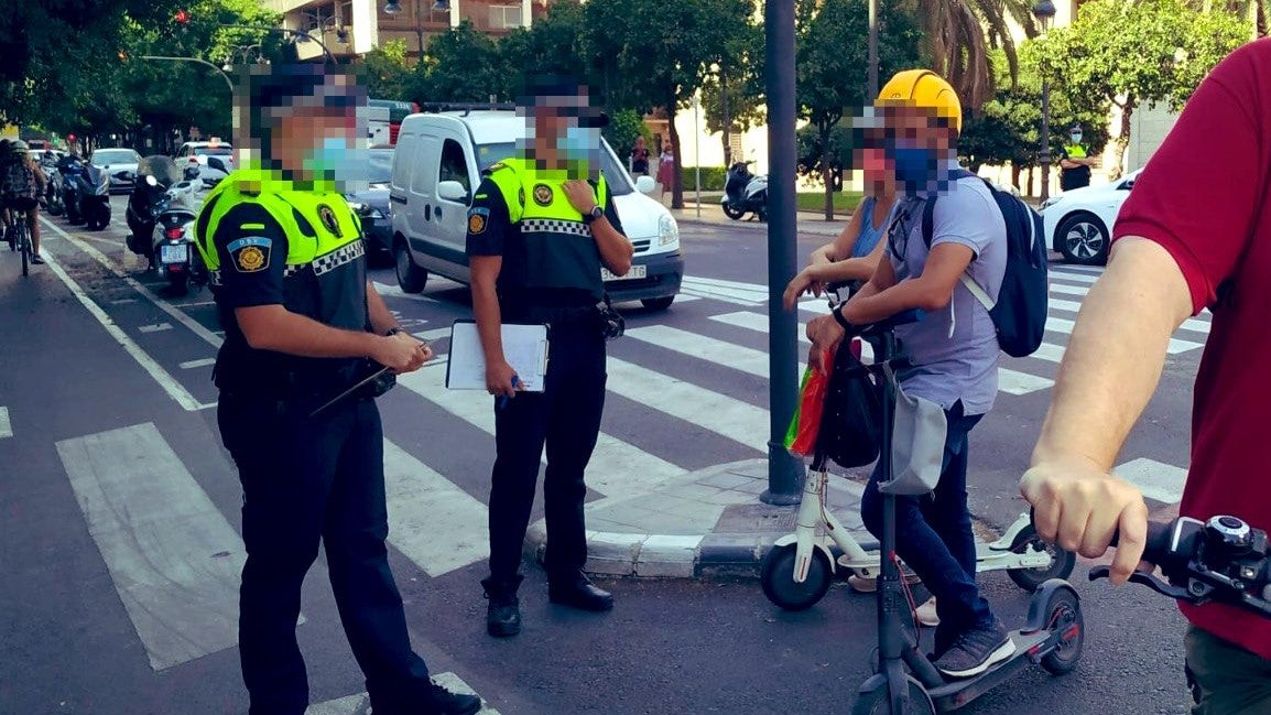 Este martes arranca en Valéncia la nueva campaña de control a los usuarios de patinetes y bicicletas Este martes arranca en Valéncia la nueva campaña de control a los usuarios de patinetes y bicicletas