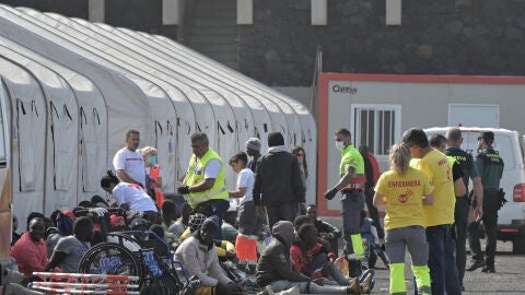 Desembarque de 81 inmigrantes, rescatados este domingo por la embarcación de Salvamento Marítimo, Guardamar Talía, en aguas cercanas a El Hierro, y trasladados al puerto de La Restinga