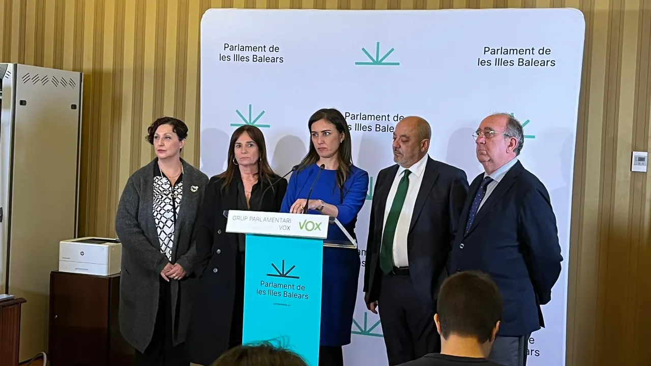 Idoia Ribas, en el centro de la foto, junto a los diputados de VOX Sergio Rodríguez, Manuela Cañadas, María José Verdú y Agustín Buades