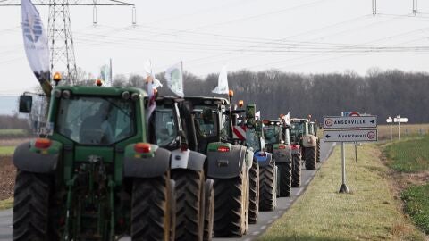 Tractores marchan hacia Par&iacute;s para bloquear la carretera