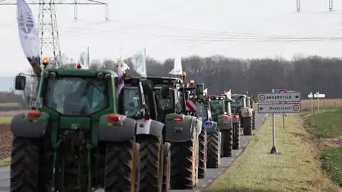 Tractores marchan hacia París para bloquear la carretera Tractores marchan hacia París para bloquear la carretera