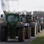 Tractores marchan hacia París para bloquear la carretera