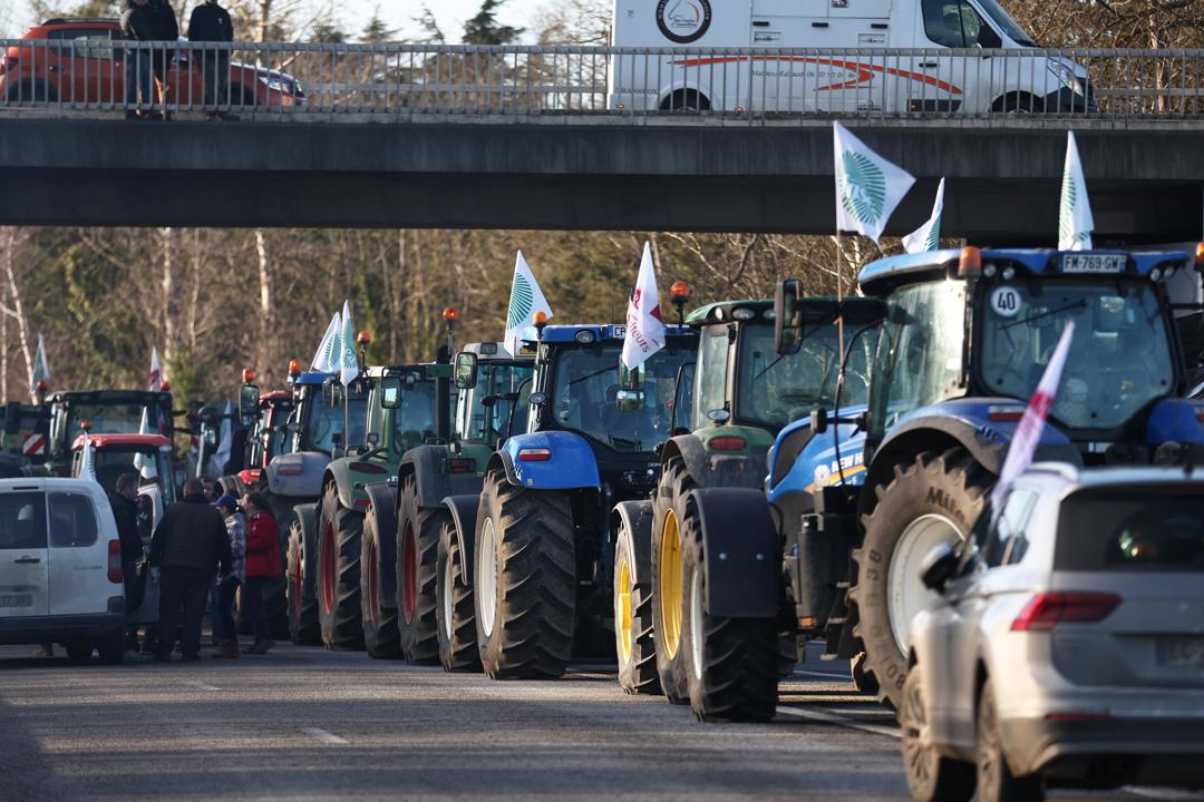 Agricultores y transportistas españoles exigen que "se garantice la libre circulación" en Francia Agricultores y transportistas españoles exigen que "se garantice la libre circulación" en Francia