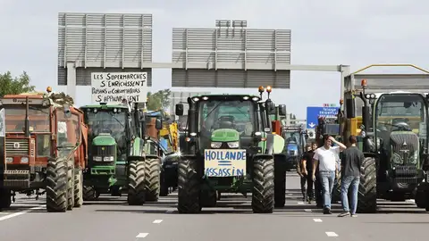 Imagen de agricultores bloqueando una carretera Imagen de agricultores bloqueando una carretera francesa. EFE/Mathieu Cugnot