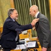 El nuevo concejal con el alcalde de Cuenca, Darío Dolz, quien le ha impuesto la medalla como edil