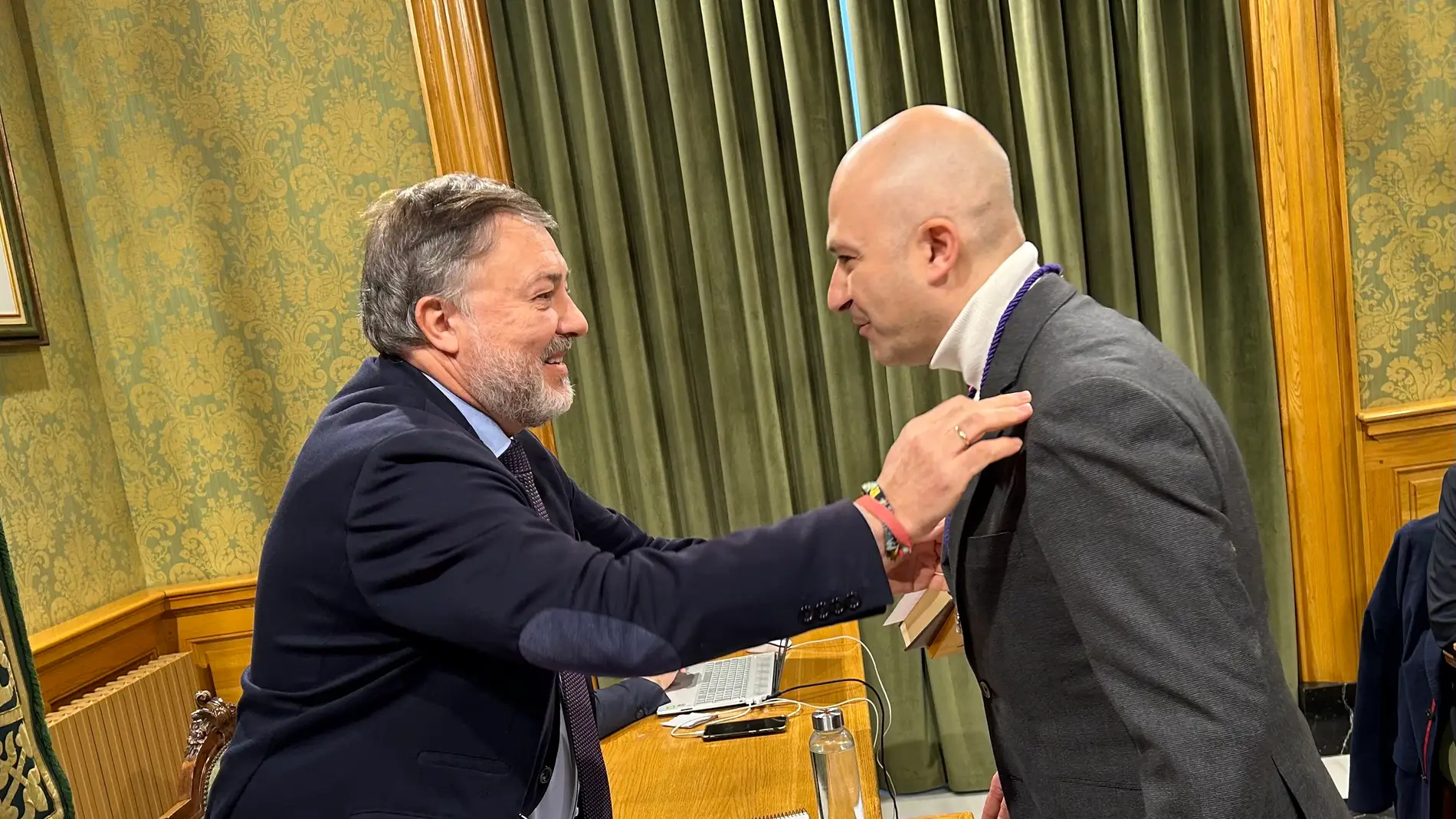 El nuevo concejal con el alcalde de Cuenca, Darío Dolz, quien le ha impuesto la medalla como edil